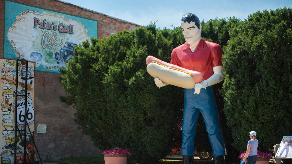 Paul Bunyon with a Hotdog statue on Route 66